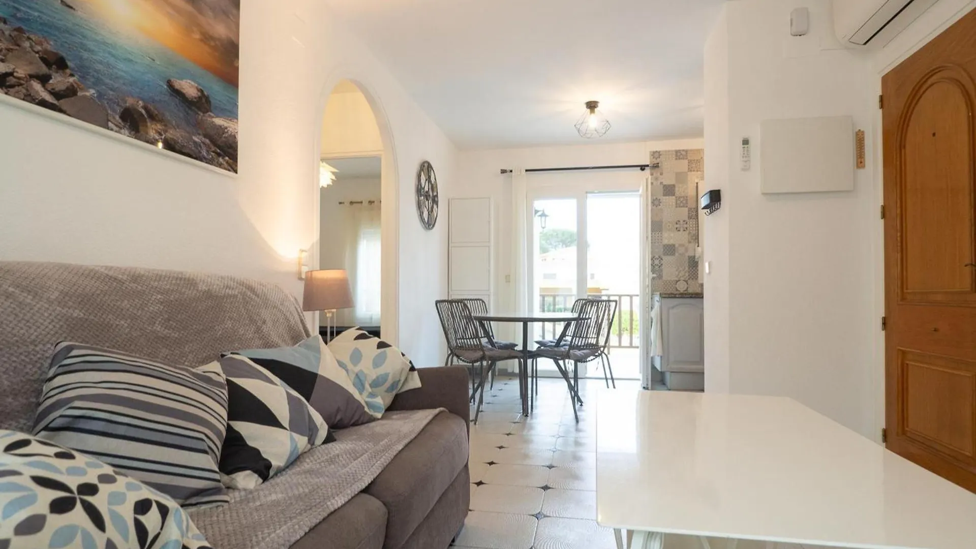 Apartamento L'Escala, 2 Dormitorios, 4 Personas - Es-325-9 Torroella De Montgri 0*,  Spain