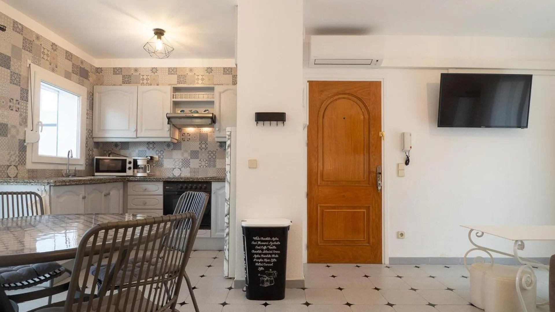 Apartment Apartamento L'Escala, 2 Dormitorios, 4 Personas - Es-325-9 Torroella De Montgri