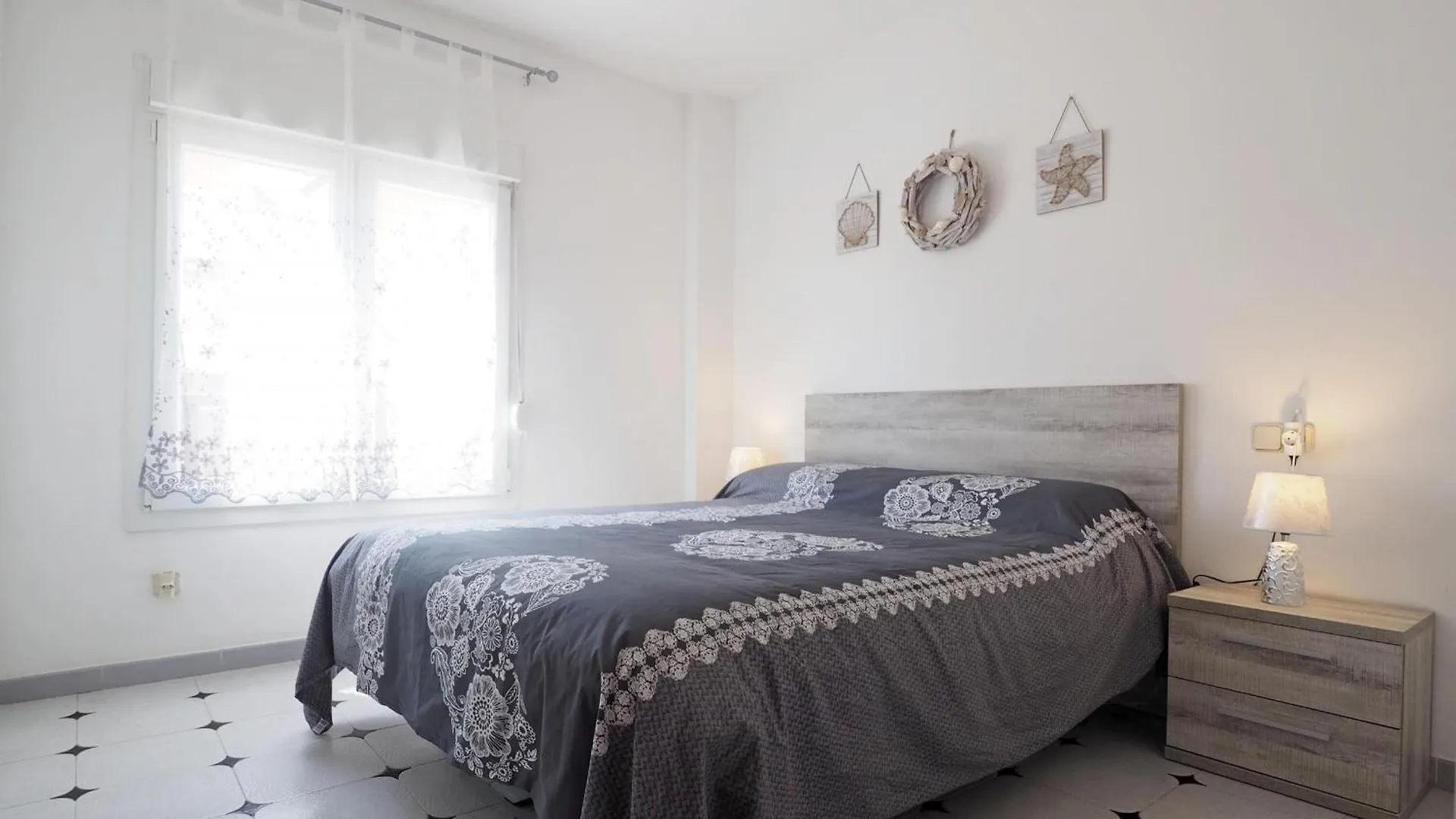 Apartment Apartamento L'Escala, 2 Dormitorios, 4 Personas - Es-325-9 Torroella De Montgri Spain